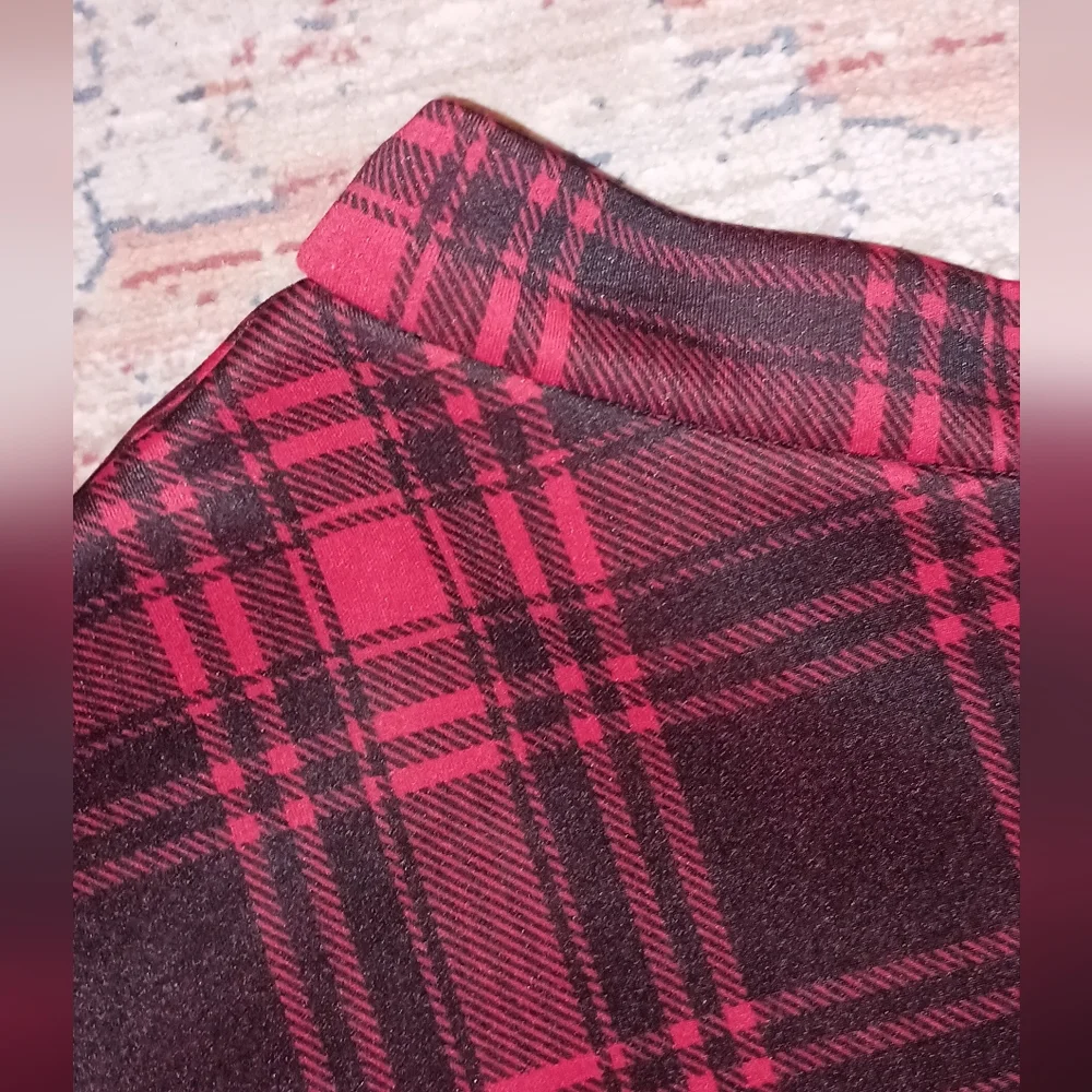 Hot Top Plaid Red black mini skirt size Large